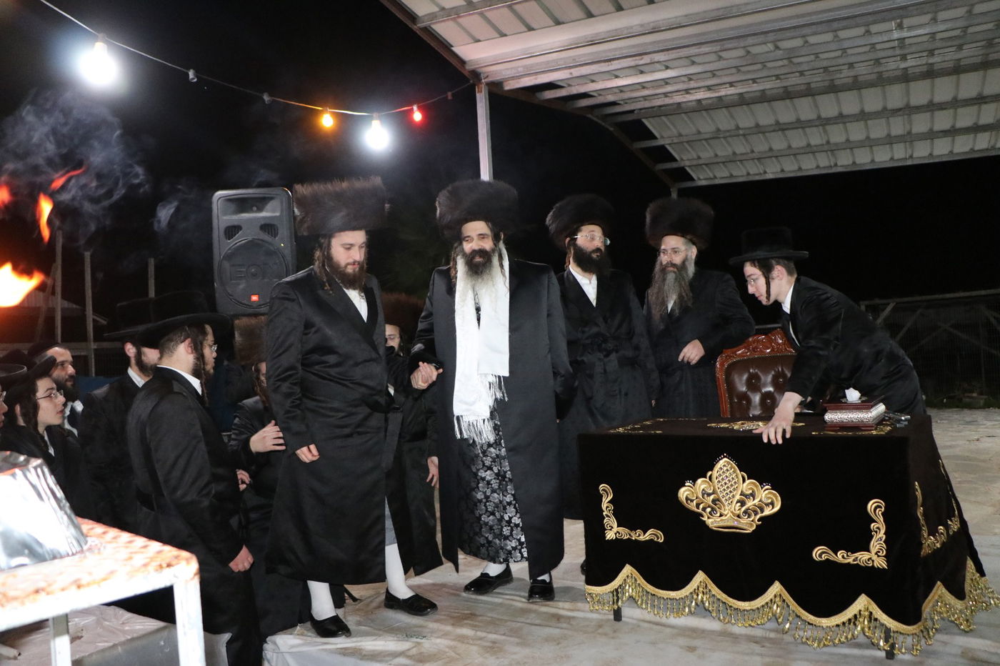 לאור הנרות: הרבי מזוטשקא שר 'גראמען' לבחורים