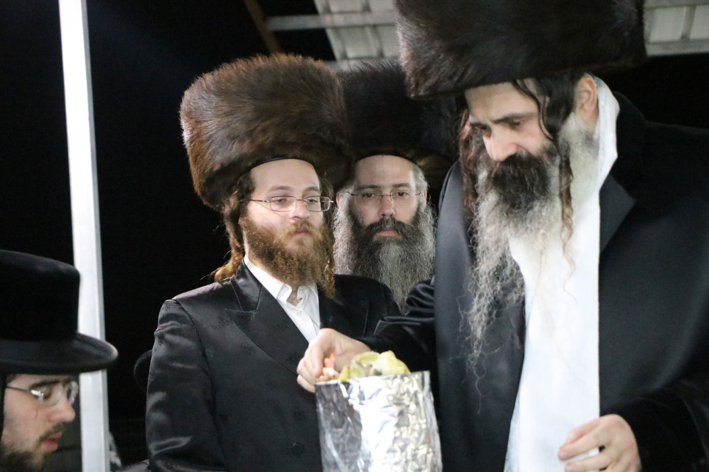 לאור הנרות: הרבי מזוטשקא שר 'גראמען' לבחורים