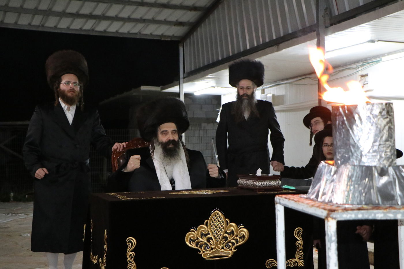 לאור הנרות: הרבי מזוטשקא שר 'גראמען' לבחורים