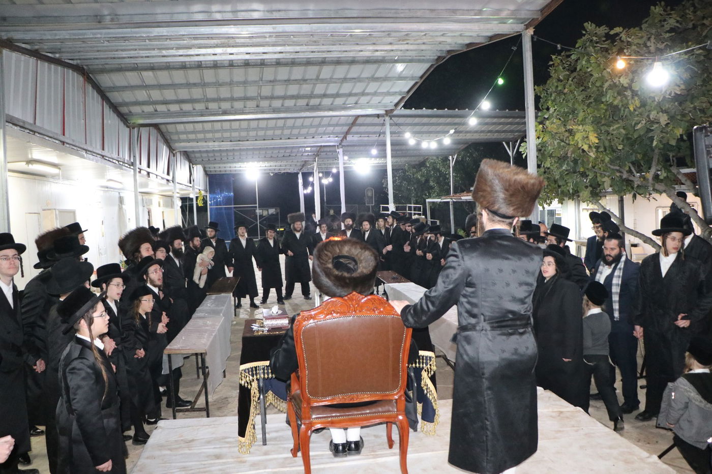 לאור הנרות: הרבי מזוטשקא שר 'גראמען' לבחורים