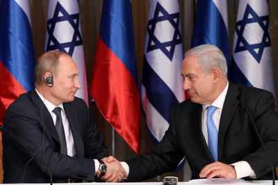 בעבר: ולדימיר פוטין עם בנימין נתניהו