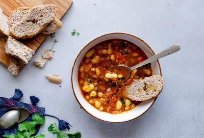 תבשיל שעועית מהיר ברוטב עגבניות צלויות
