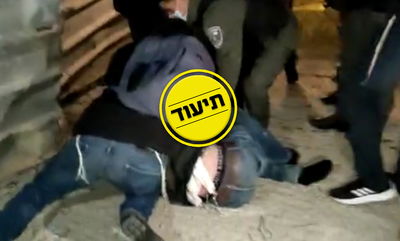 שני בלשים הותקפו בידי עשרות מפגינים; צפו