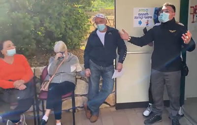 מצמרר: שירת "אל תשליכני לעת זקנה" לקשישים המתחסנים