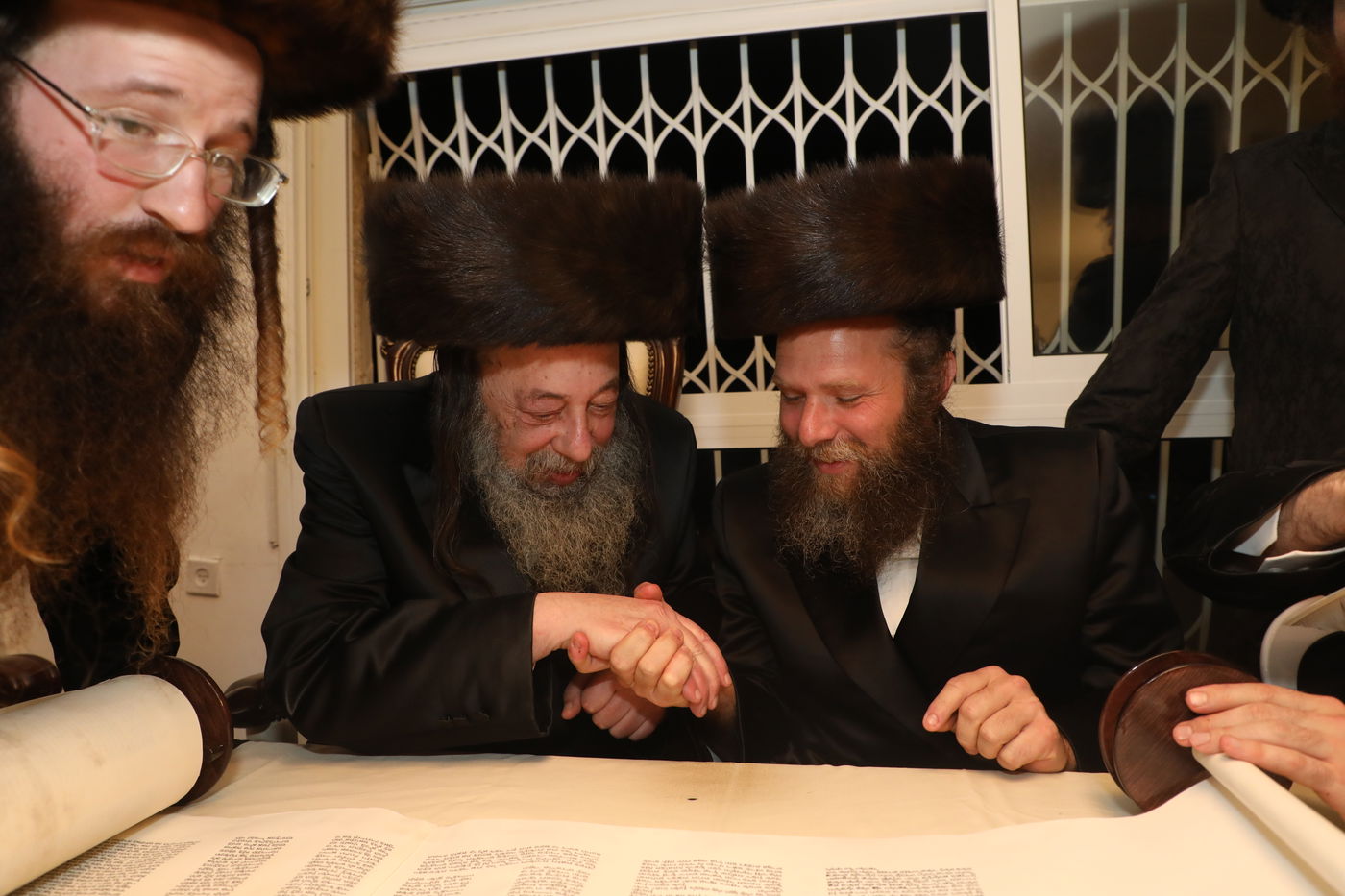 בראשות האדמו"ר: בזוועהיל בביתר הכניסו ספר תורה חדש