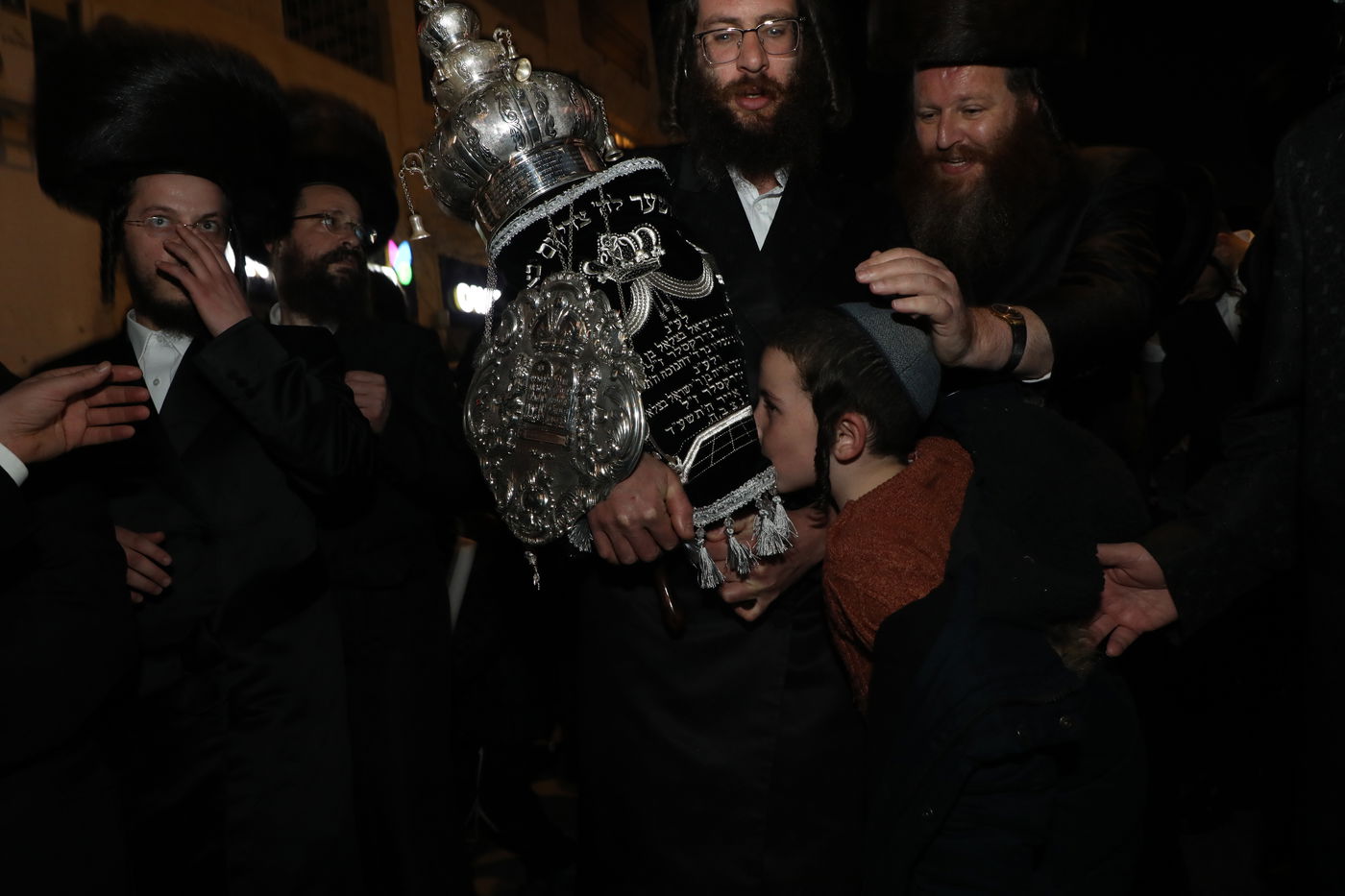 בראשות האדמו"ר: בזוועהיל בביתר הכניסו ספר תורה חדש