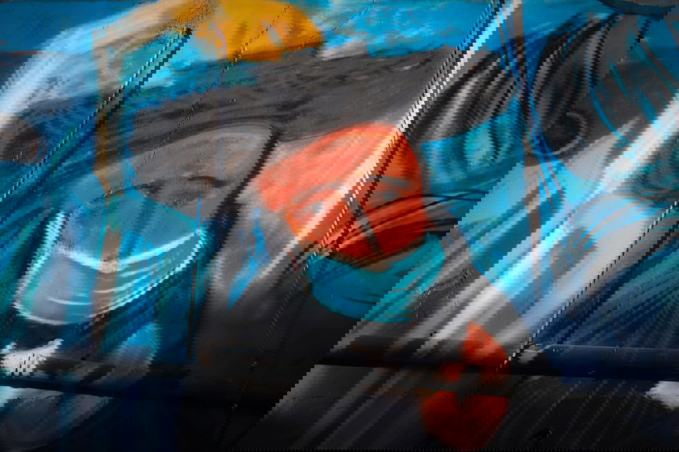 הקירות המכוערים עוטרו בידי אמני גרפיטי חרדים