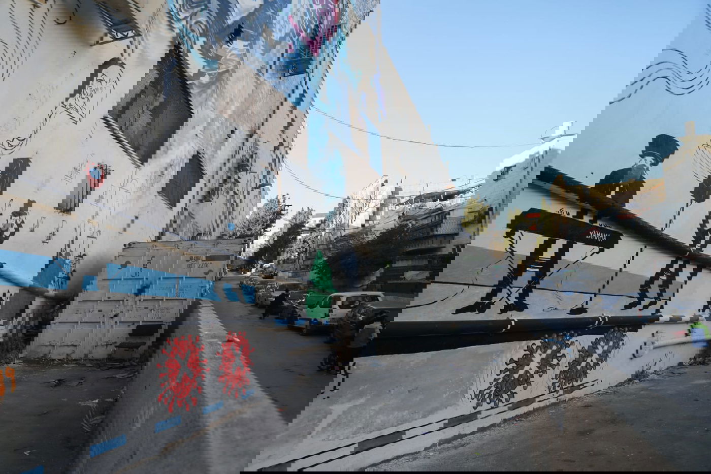 הקירות המכוערים עוטרו בידי אמני גרפיטי חרדים