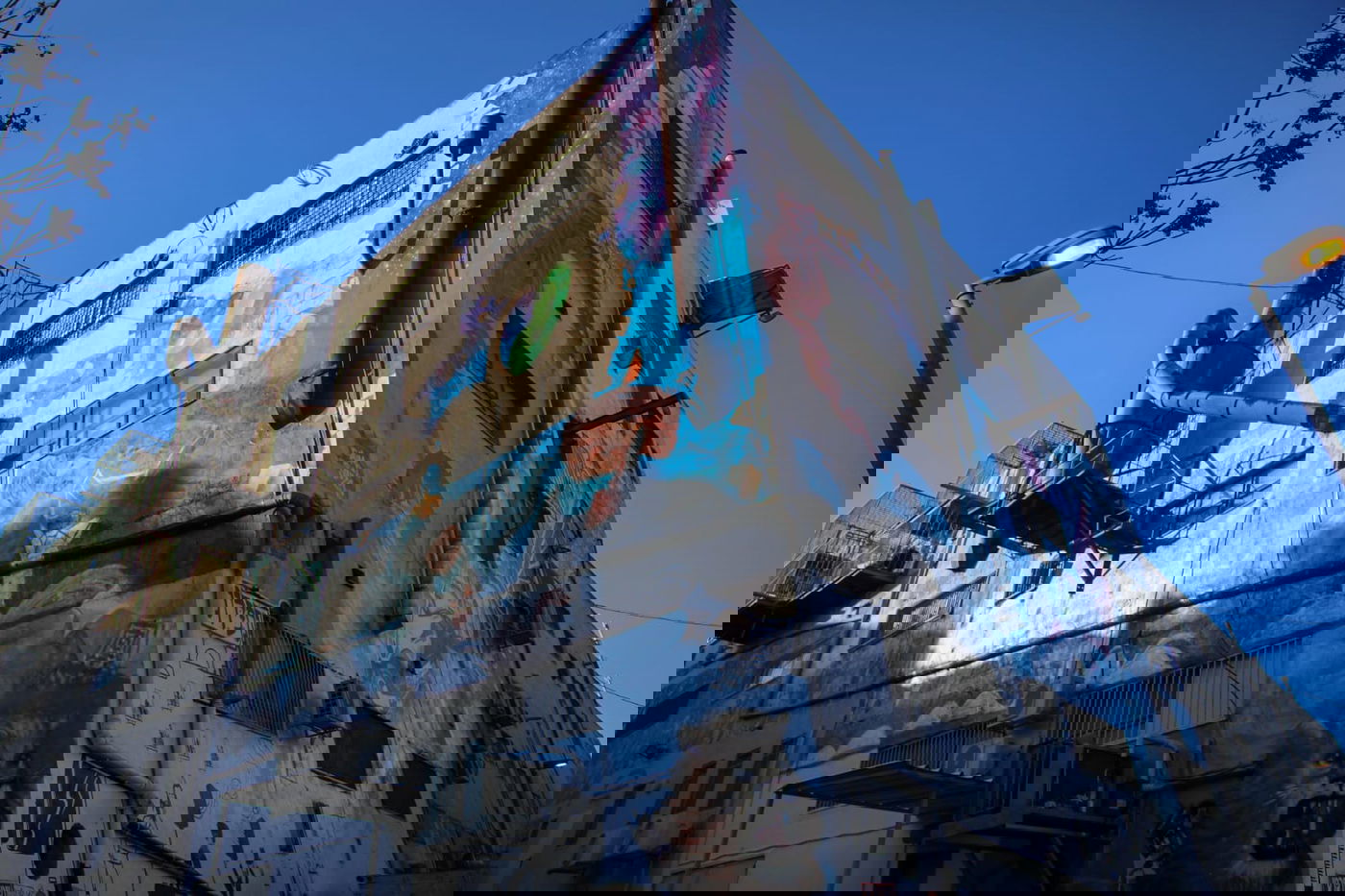 הקירות המכוערים עוטרו בידי אמני גרפיטי חרדים