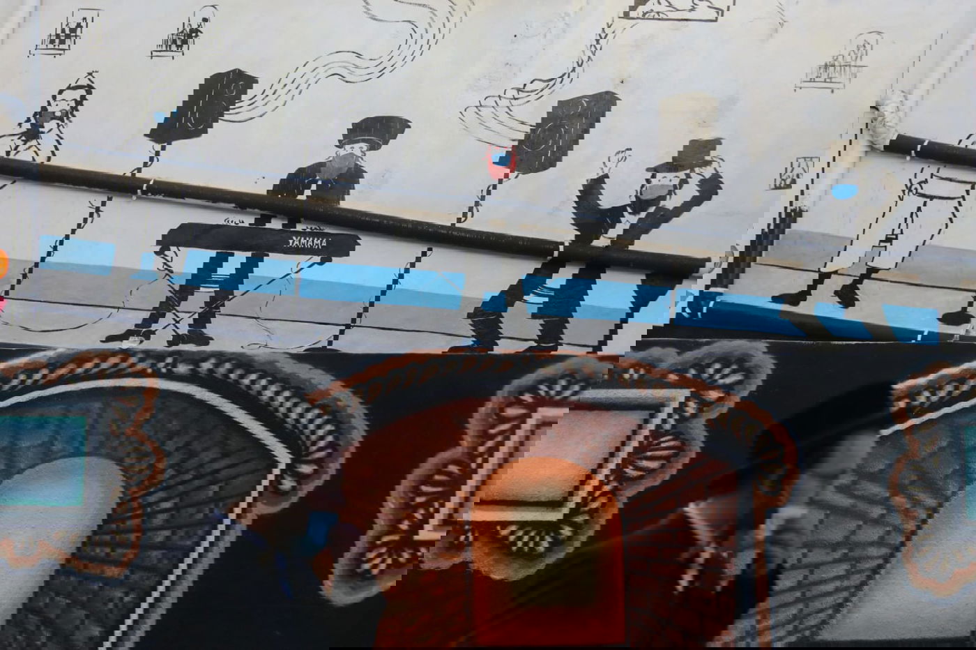 הקירות המכוערים עוטרו בידי אמני גרפיטי חרדים