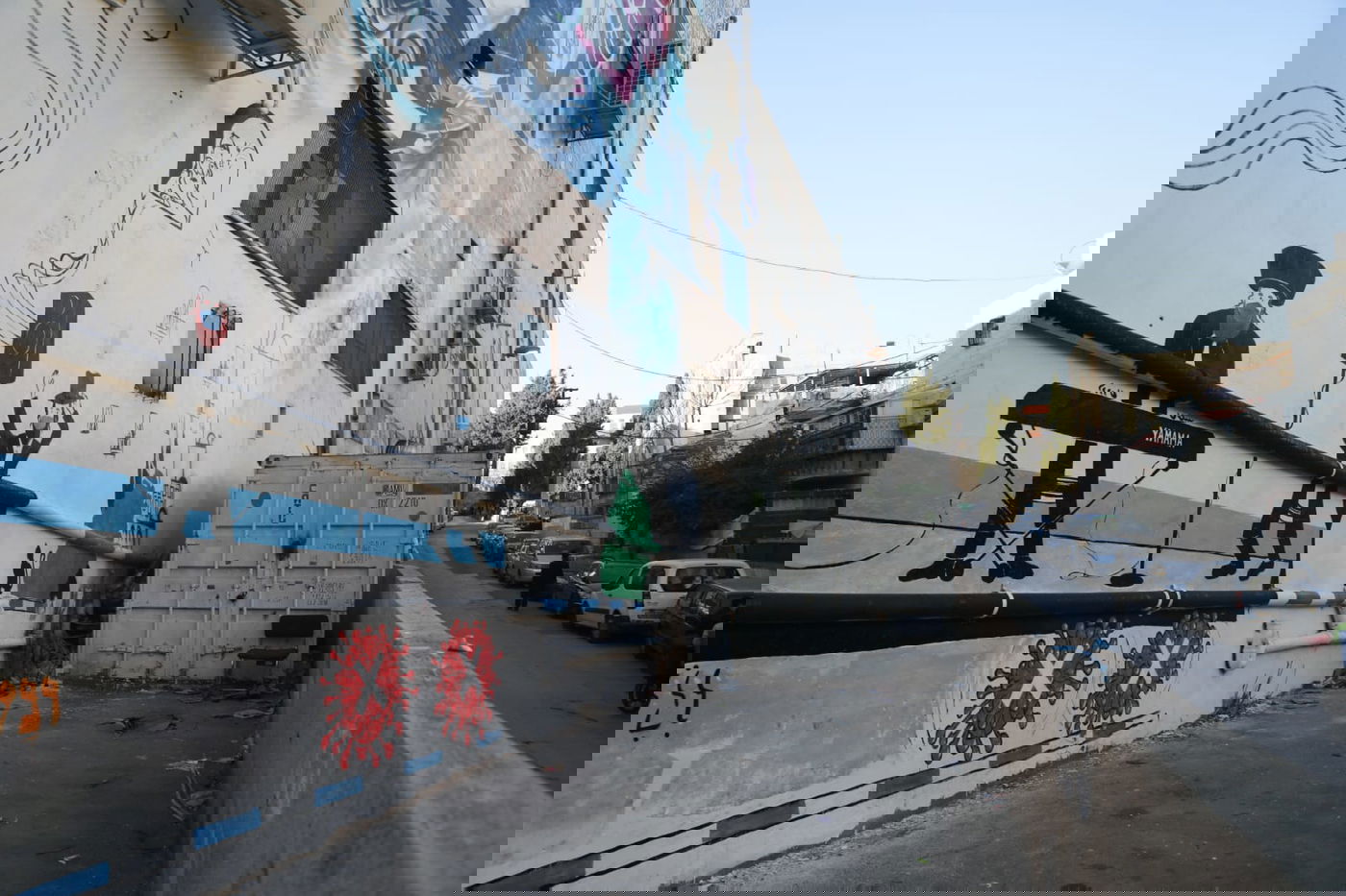 הקירות המכוערים עוטרו בידי אמני גרפיטי חרדים