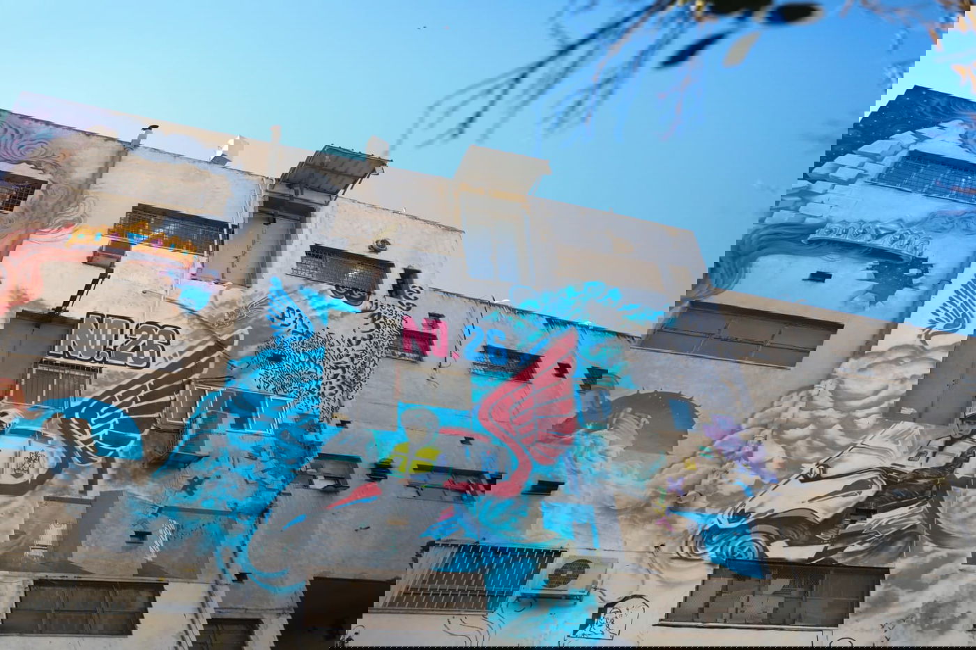 הקירות המכוערים עוטרו בידי אמני גרפיטי חרדים