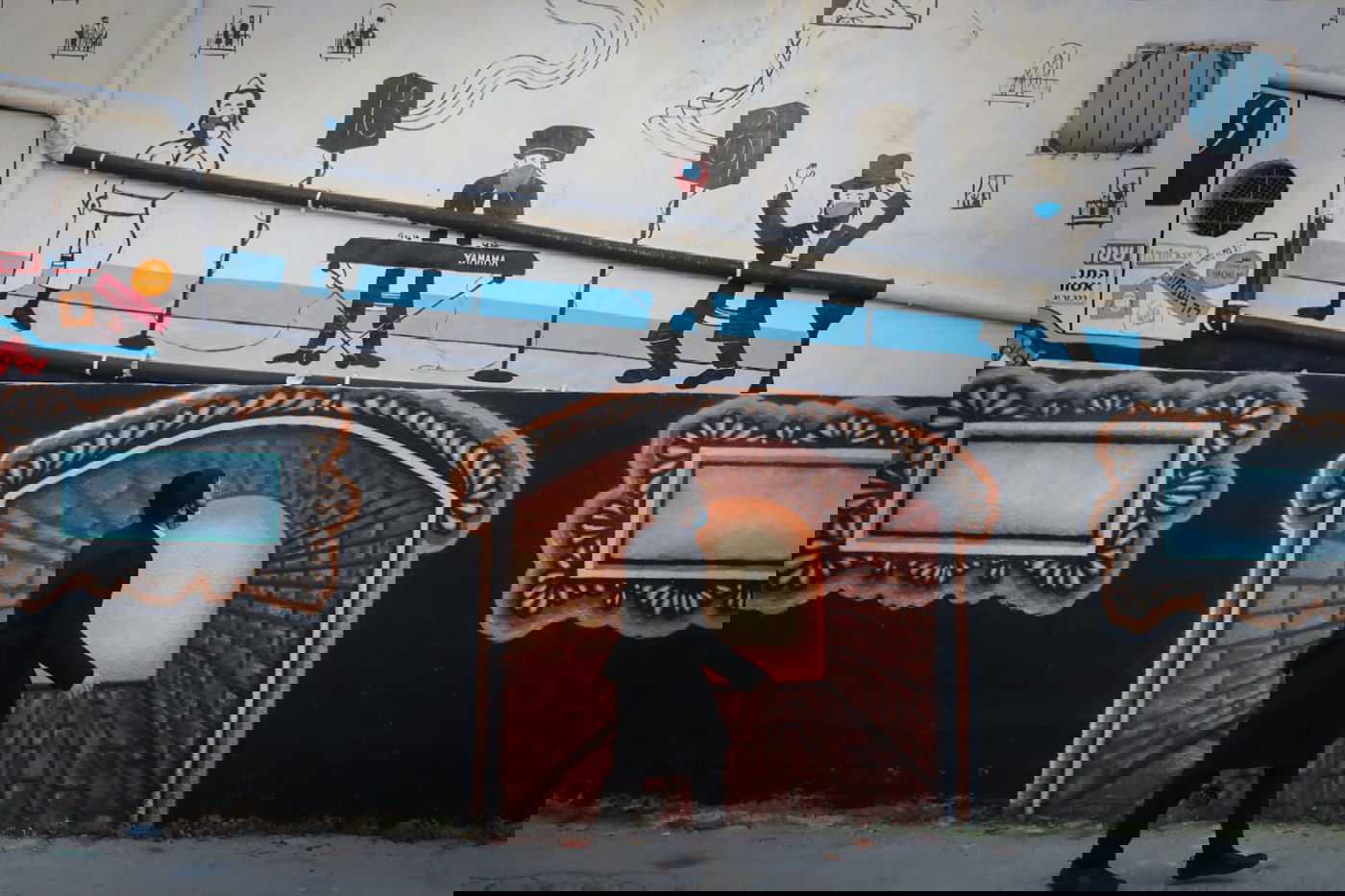 הקירות המכוערים עוטרו בידי אמני גרפיטי חרדים