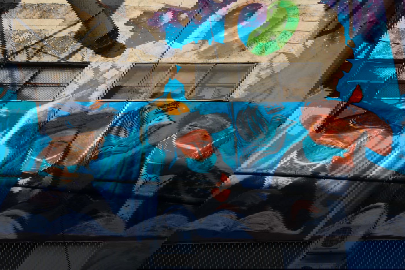 הקירות המכוערים עוטרו בידי אמני גרפיטי חרדים