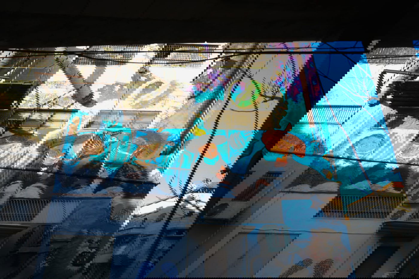 הקירות המכוערים עוטרו בידי אמני גרפיטי חרדים