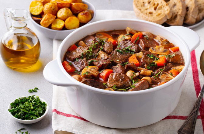 גולאש בשר וירקות שורש עם יין אדום