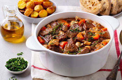 גולאש בשר וירקות שורש עם יין אדום