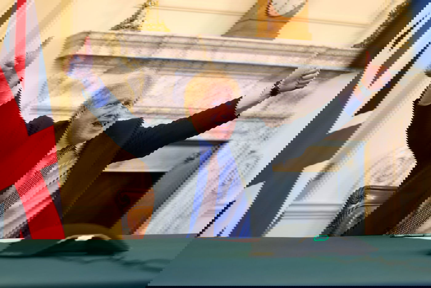 ג'ונסון חוגג את חתימת ההסכם מול האיחוד