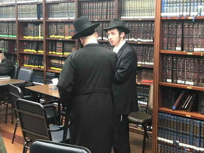 כשחסיד סאטמר למד חסידות עם החב"דניק