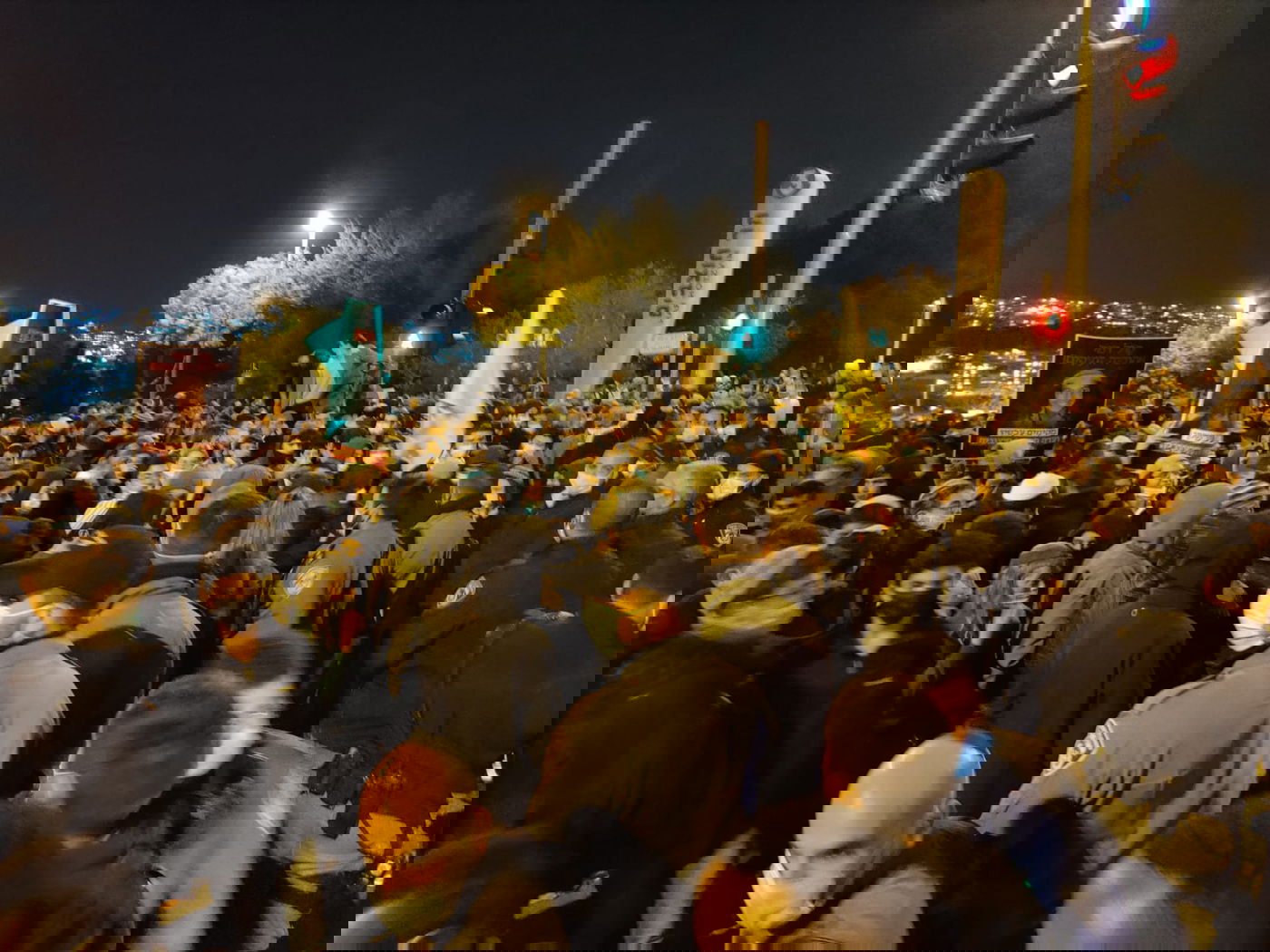 "לא לטייח את רצח אהוביה": מפגינים הפכו ניידת משטרה