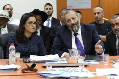 משמאל ליאת שוחט