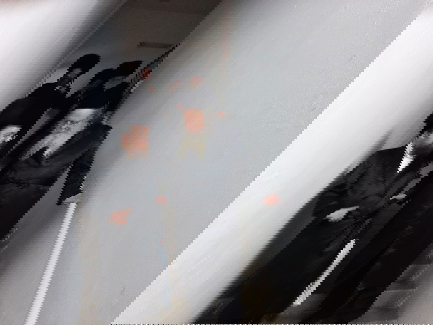 סיור הבנים בדירה