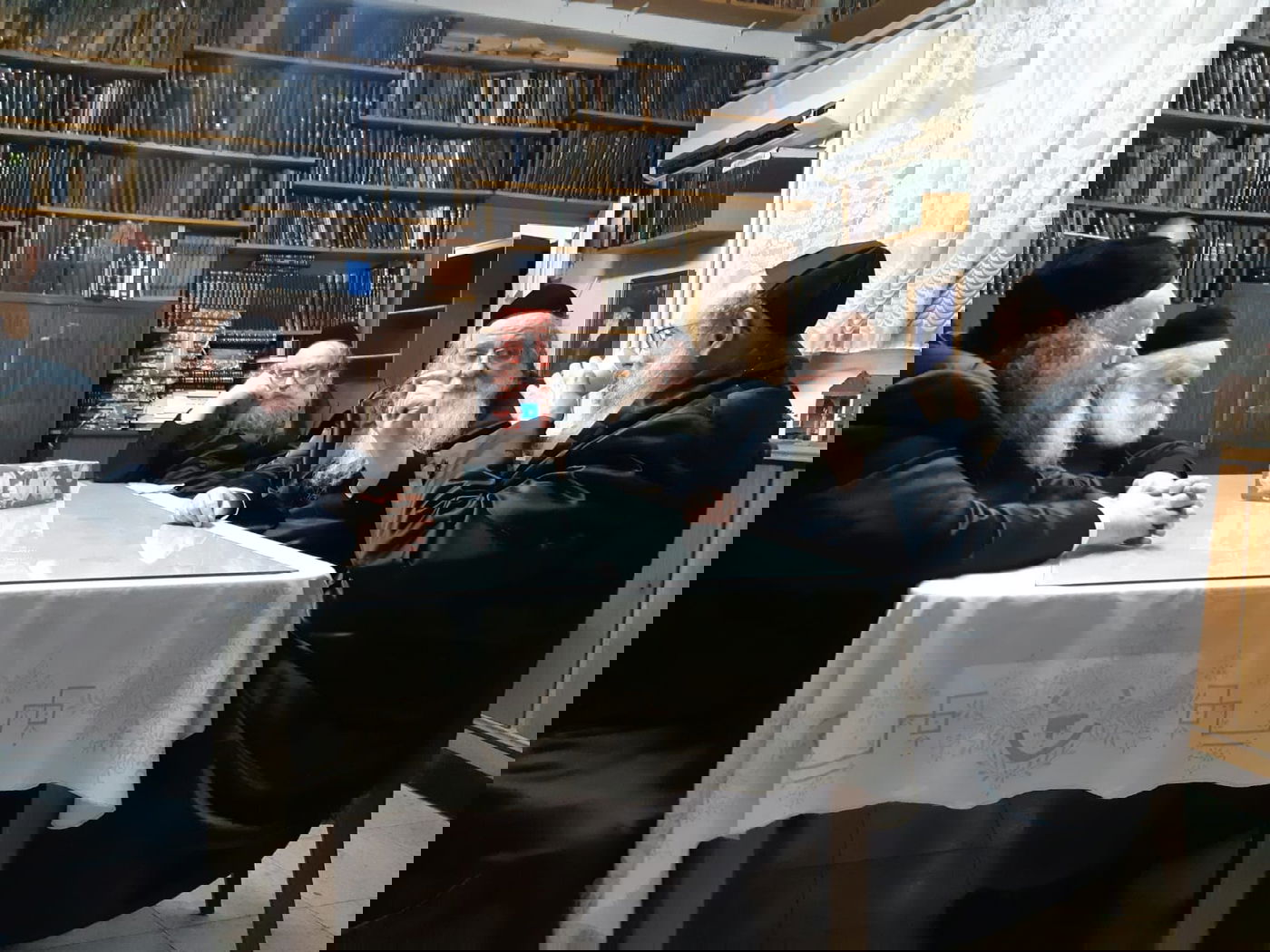 בני הפני מנחם במחאה: בני בליעל פרצו והשמיעו דברי בלע