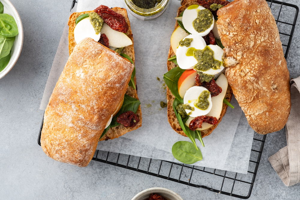 פסטו אבוקדו עם עשבי תיבול ואגוזים