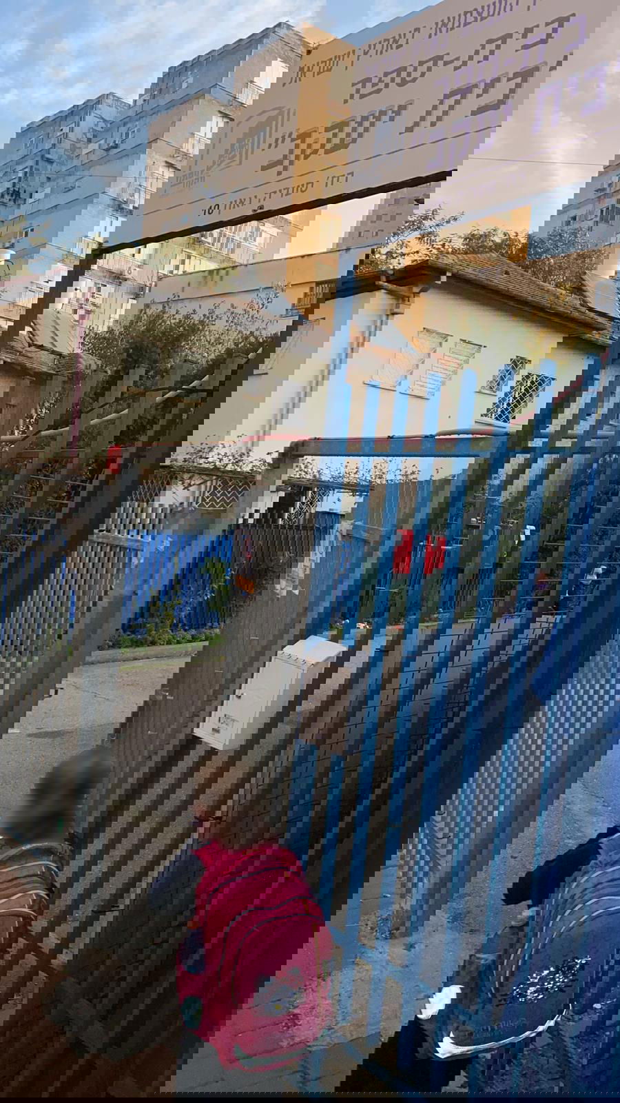 הכניסה לבית הספר, הבוקר