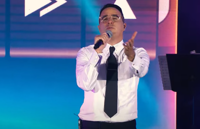 צפו: יעקב שוואקי מקפיץ עם מחרוזת פאנק