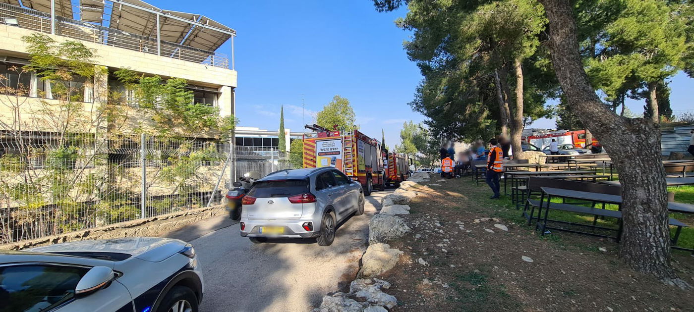 אש פרצה בישיבה; בחור ואיש צוות נפצעו