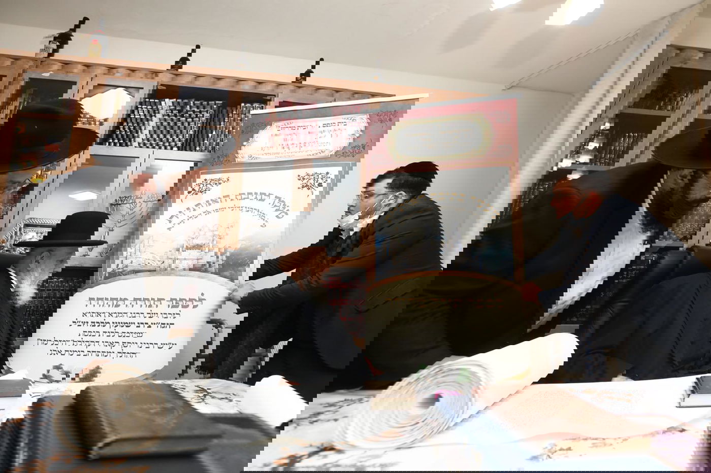 צפו: חכם שלום כהן כתב אות וריגש את הרב