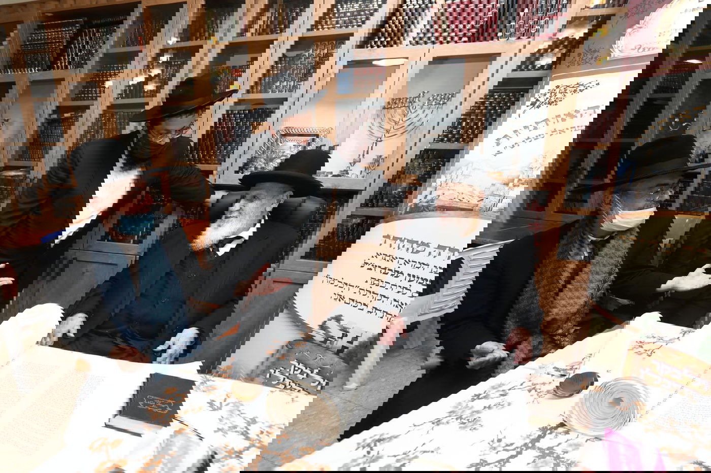 צפו: חכם שלום כהן כתב אות וריגש את הרב