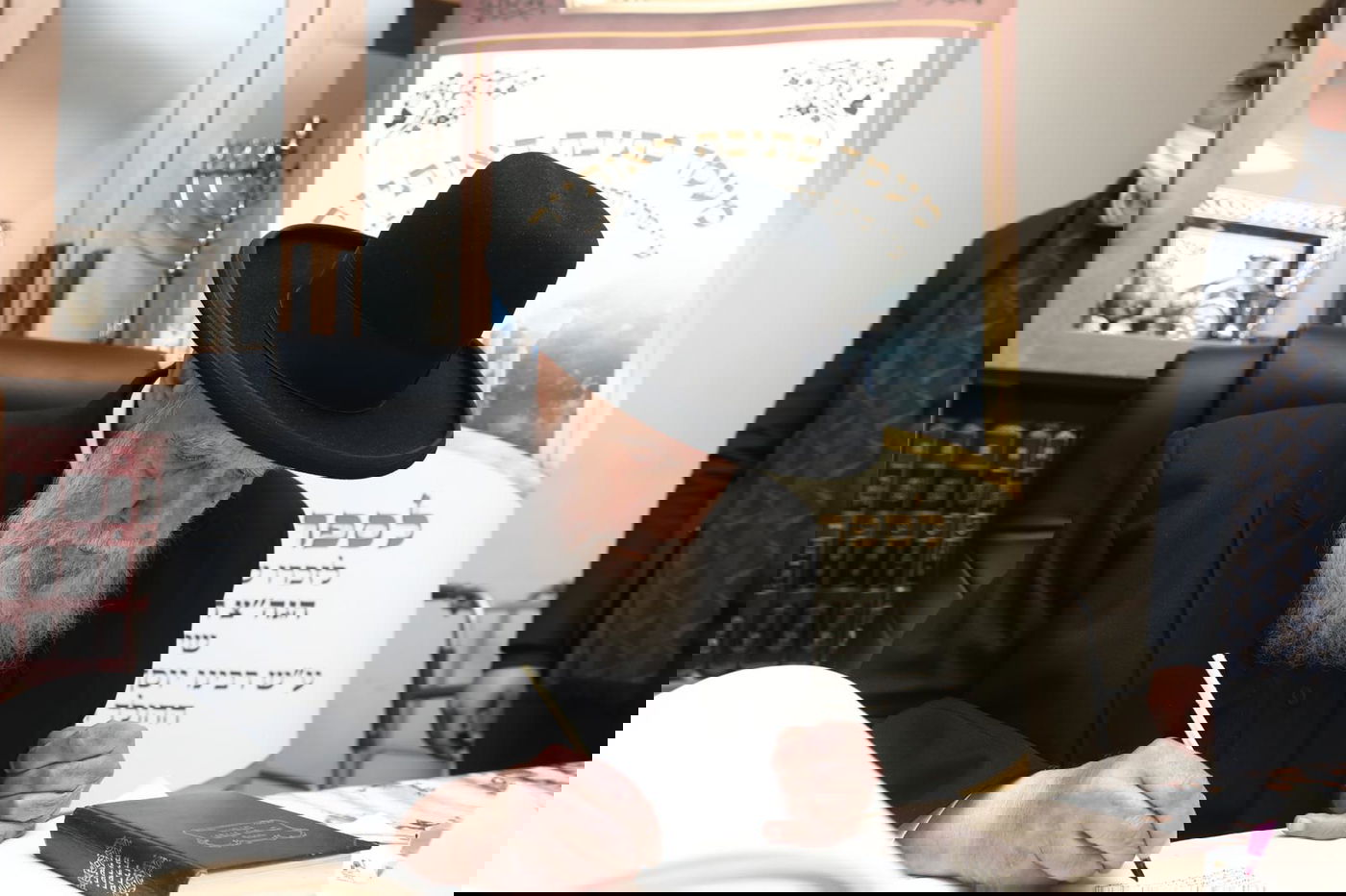 צפו: חכם שלום כהן כתב אות וריגש את הרב