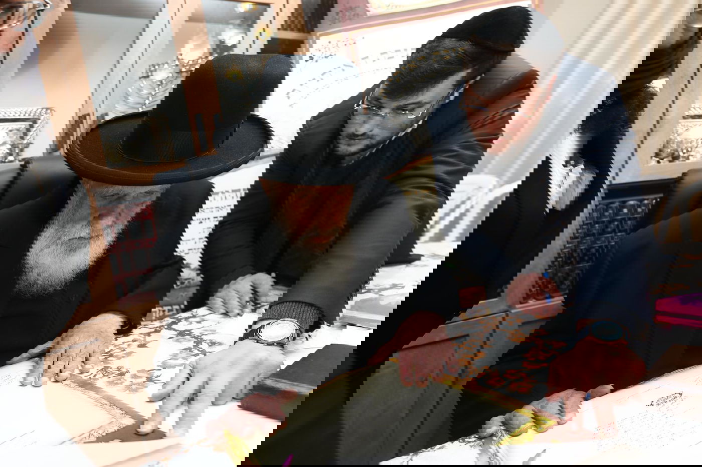 צפו: חכם שלום כהן כתב אות וריגש את הרב