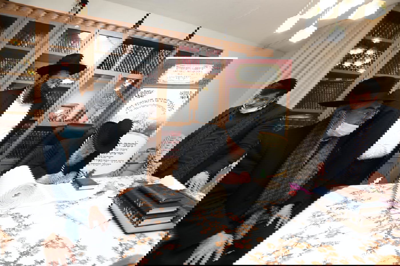 צפו: חכם שלום כהן כתב אות וריגש את הרב