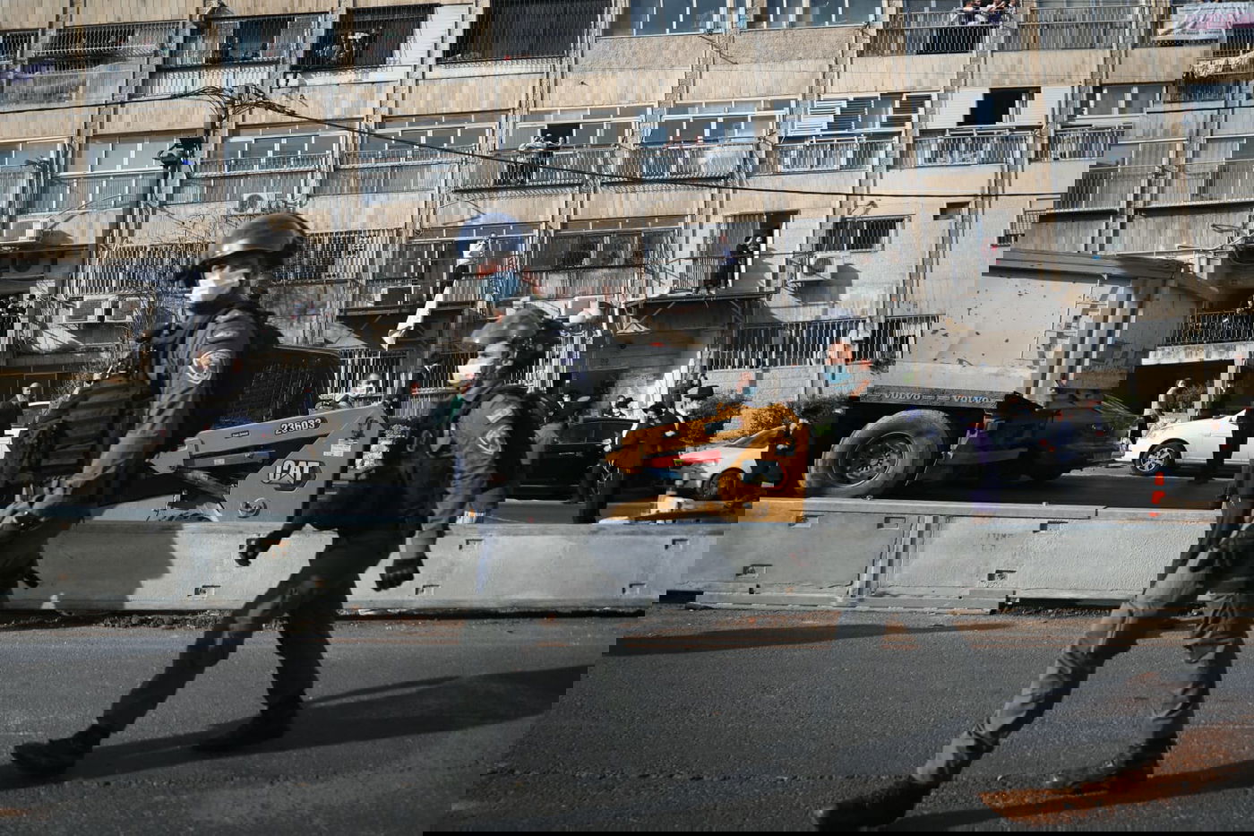 הקיצונים הפכו את גדר הבטיחות על ילד שעבר באזור