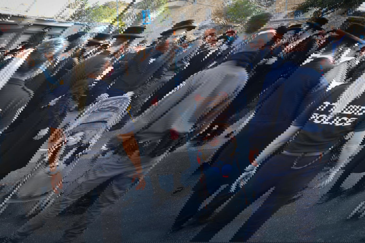 הקיצונים הפכו את גדר הבטיחות על ילד שעבר באזור