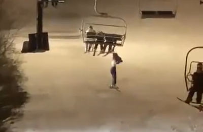 בין שמיים לשלג: גולשת החליקה מהרכבל