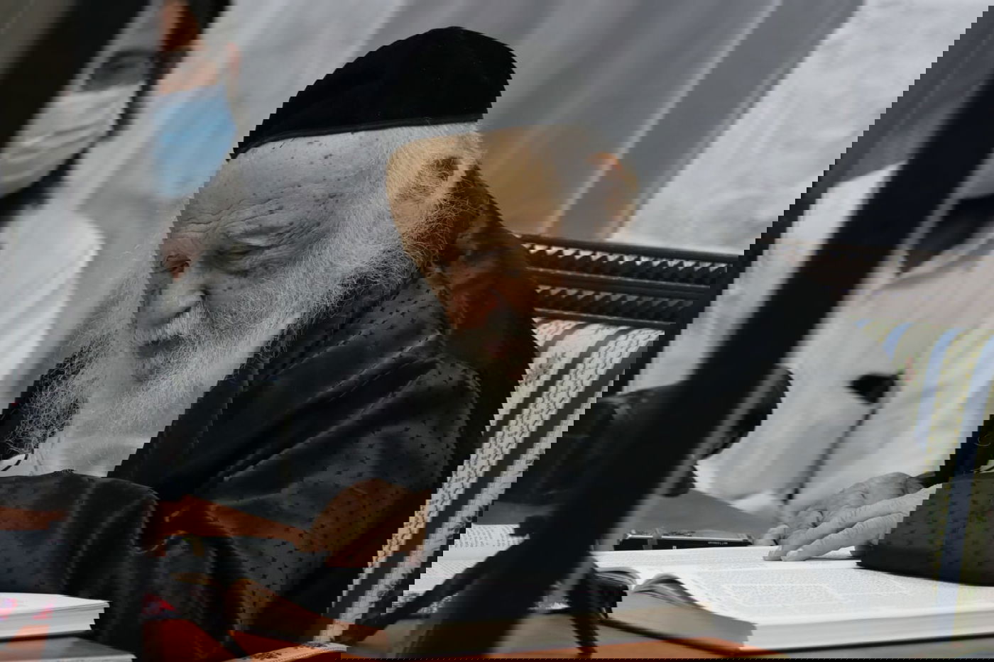 ראש הישיבה מסר שיעור כללי - בחצר ביתו