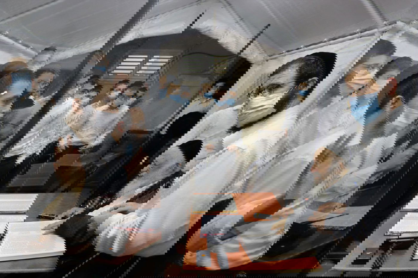 ראש הישיבה מסר שיעור כללי - בחצר ביתו