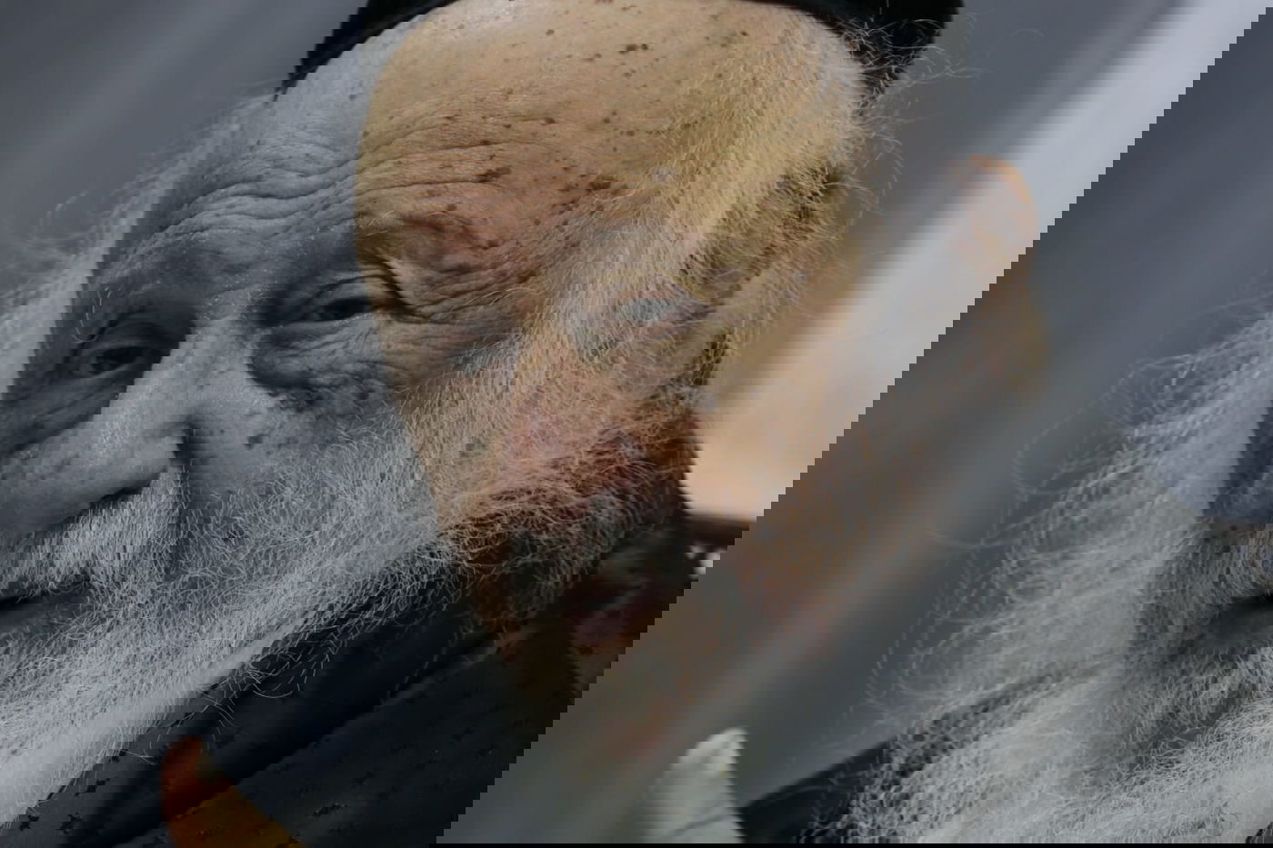 ראש הישיבה מסר שיעור כללי - בחצר ביתו