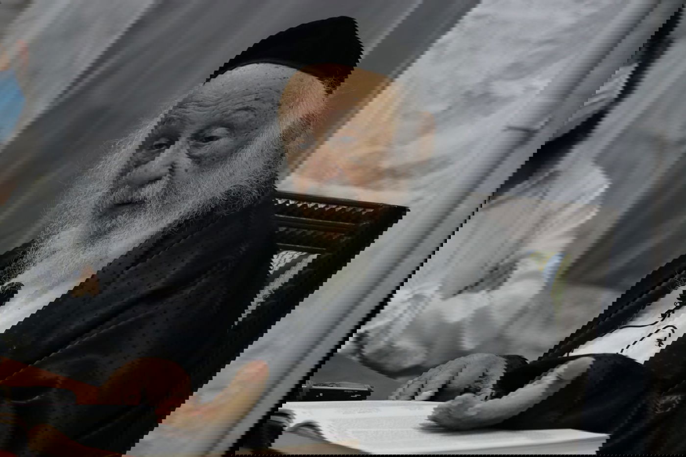 ראש הישיבה מסר שיעור כללי - בחצר ביתו