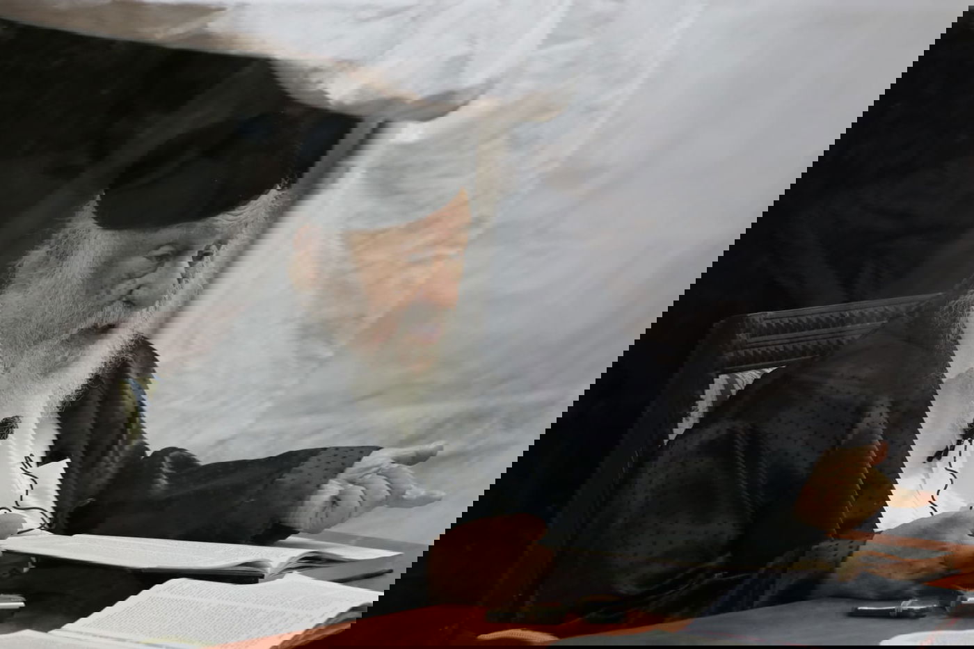 ראש הישיבה מסר שיעור כללי - בחצר ביתו