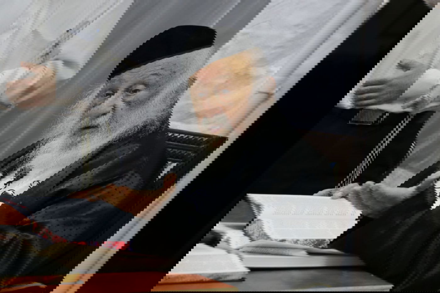 ראש הישיבה מסר שיעור כללי - בחצר ביתו