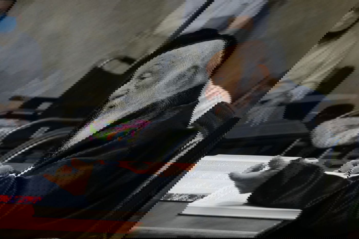 ראש הישיבה מסר שיעור כללי - בחצר ביתו