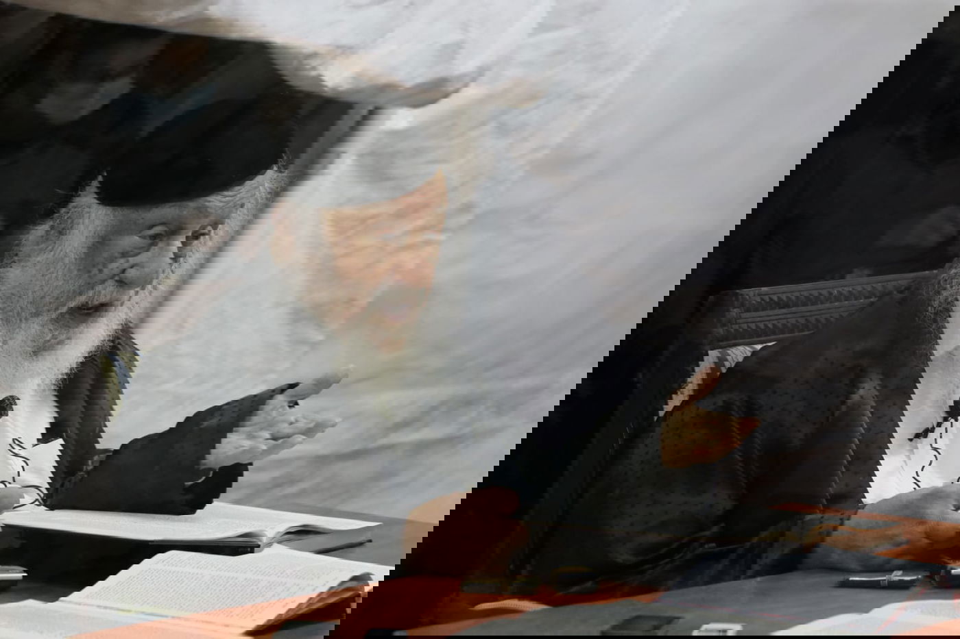 ראש הישיבה מסר שיעור כללי - בחצר ביתו