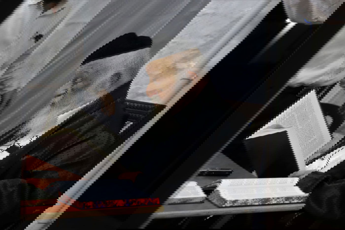 ראש הישיבה מסר שיעור כללי - בחצר ביתו