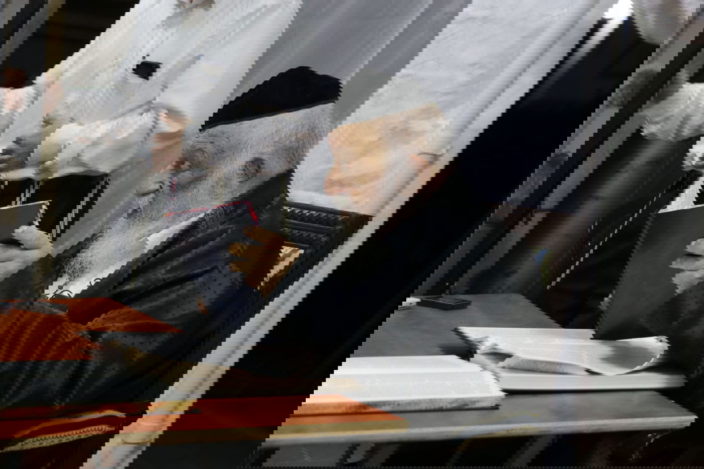 ראש הישיבה מסר שיעור כללי - בחצר ביתו