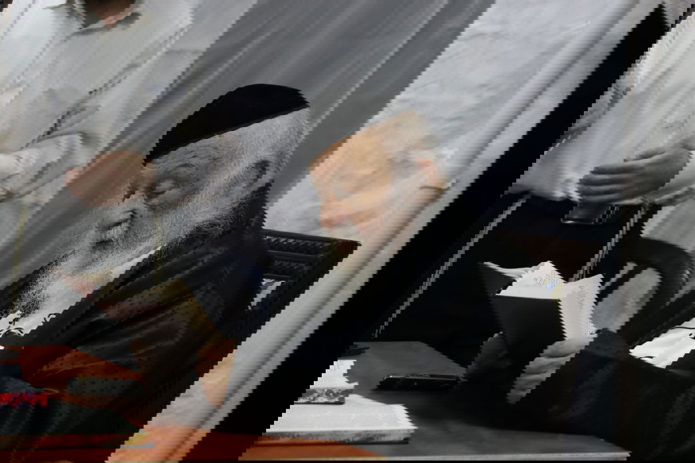 ראש הישיבה מסר שיעור כללי - בחצר ביתו